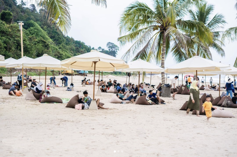 Pantai RIO BY THE BEACH