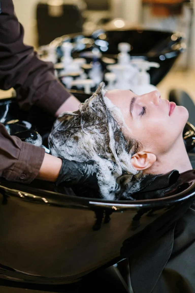 9 Cara Mencuci Rambut yang Baik dan Benar cara mencuci rambut yang benar