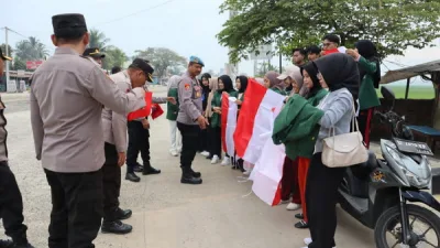 Polres Pringsewu Bagikan Ratusan Bendera Merah Putih